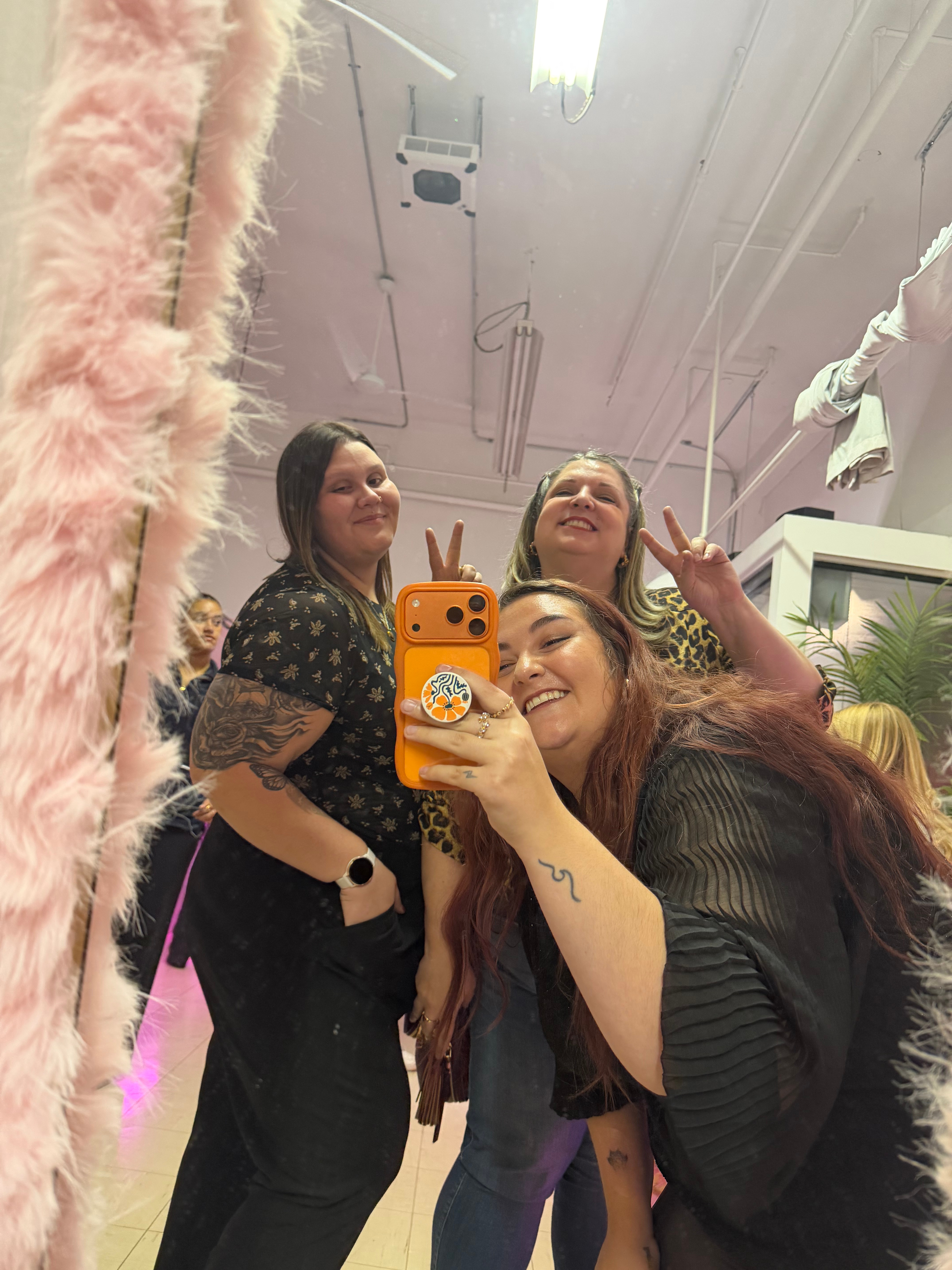 Fondatrice de Prisme Influence avec deux talents lors de l'événement PurrPack 2025, networking et célébration de la créativité
