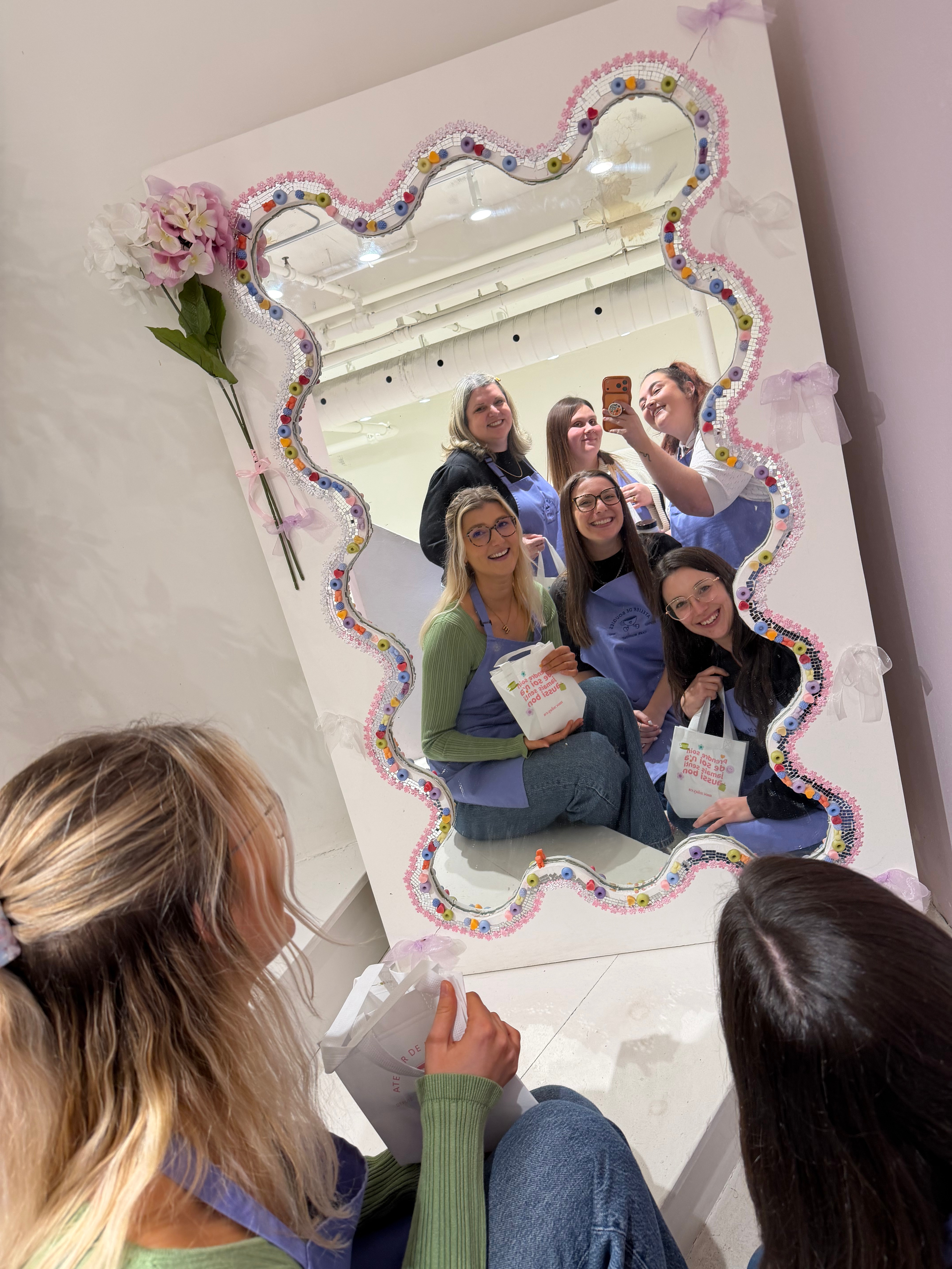 Créateurs de contenu représentés par Prisme Influence à une activité d'agence au café Moonday à Montreal photo miroir