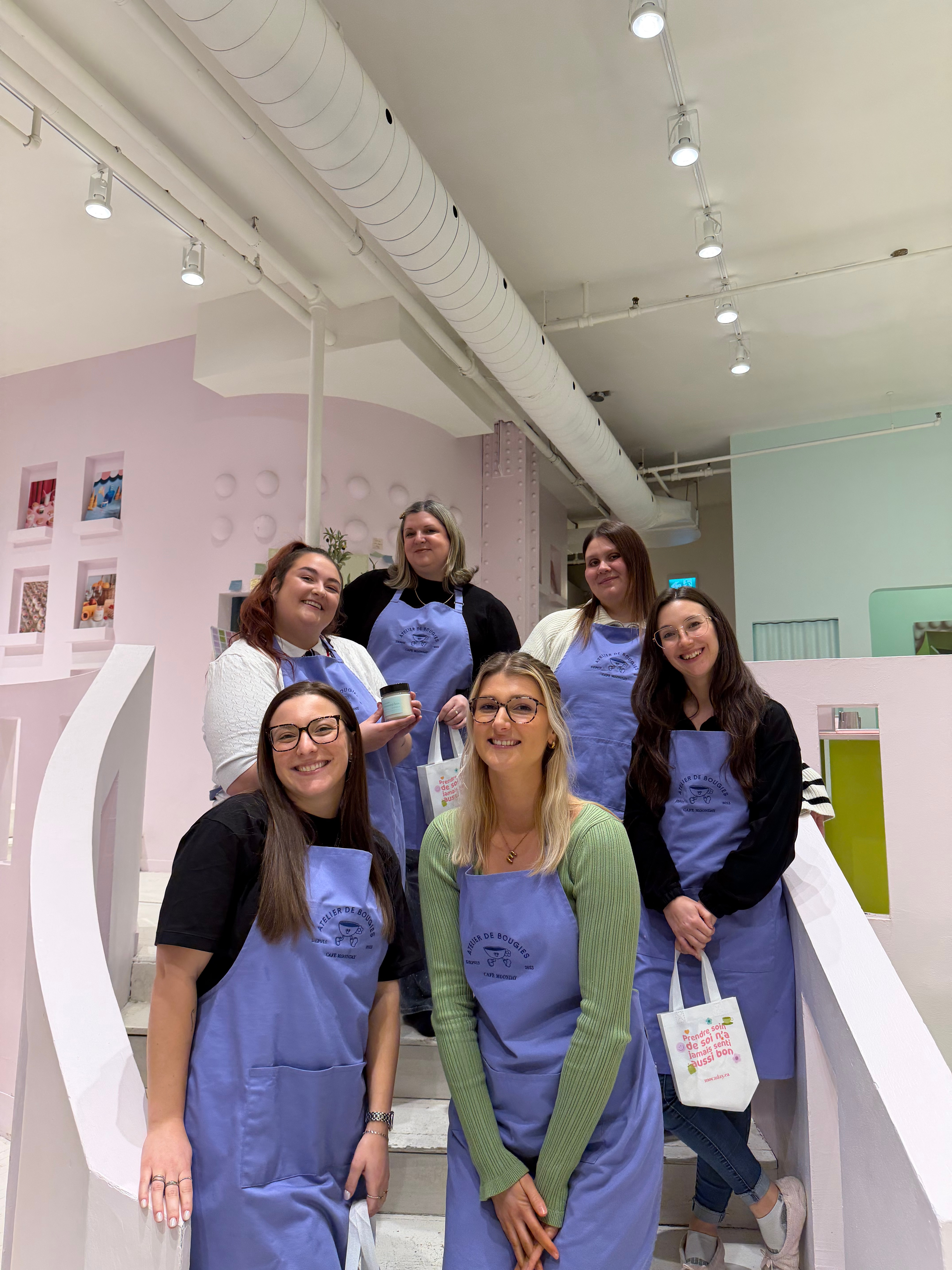 Créateurs de contenu représentés par Prisme Influence à une activité d'agence au café Moonday à Montreal